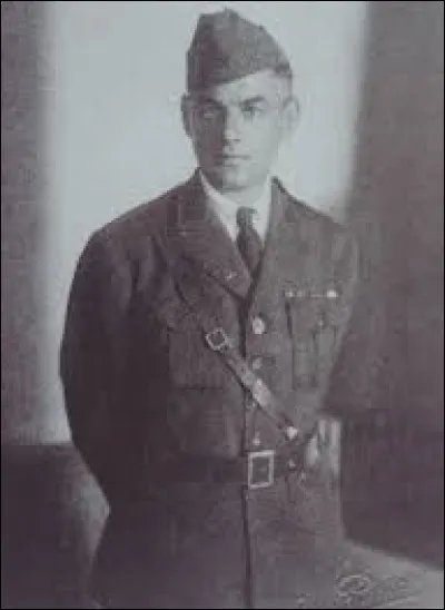 Pour finir, le plus controversé, colonel puis général, il combat les Italiens en 1939, puis s'allie à eux en 1940 contre les Grecs, puis il se retourne contre eux en 1943, et enfin, attaque les Allemands avec l'aide d'une unité anglaise en 1944. 
Qui est ce militaire ne sachant apparemment pas vers quel camp se tourner ?