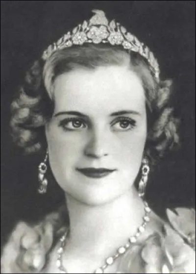 Sa femme, la reine très populaire, suivit son mari en exil en France puis au Royaume-Uni durant la guerre.
Comment se prénomme-t-elle ?