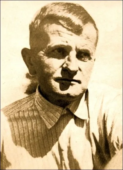 Officier commandant la gendarmerie de Durrës, je participe également à cette bataille. Fidèle au roi, je reste en Albanie après l'invasion italienne et y organise un réseau de résistance en son nom.
Qui suis-je ?