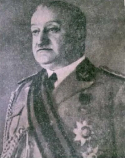 Commandant en chef de l'Armée royale en 1939, je refuse de décréter la mobilisation générale malgré l'insistance de mon aide de camp, le colonel Prenk Pervizi. Je fais tout pour désarmer la population civile. Je fuis en Turquie quelques jours avant l'invasion. 
Je suis le général