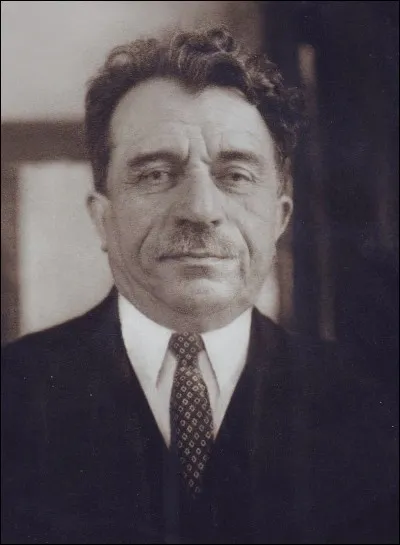 Je suis à la tête du Haut Conseil de régence mis en place par l'occupant allemand en 1943. Collaborant avec l'occupant uniquement pour enrayer la progression du communisme dans mon pays, je refuse de communiquer la liste des juifs d'Albanie aux nazis.
 Qui suis-je ?