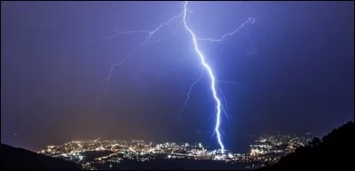 Combien de volts d'électricité un éclair de foudre dégage-t-il ?