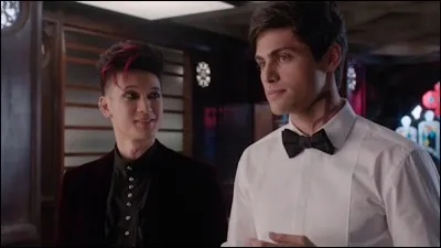 Quels sont les symptômes que ressent Alec lorsque Magnus rentre dans la pièce ?