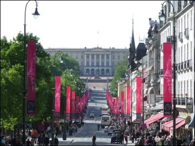 Voici la porte de Karl Johans à Oslo. Le 17 de quel mois célèbre-t-on la fête nationale norvégienne ?