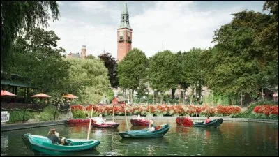 Dans quelle ville nordique se trouvent les jardins de Tivoli, le quatrième parc d'attractions le plus visité d'Europe ?