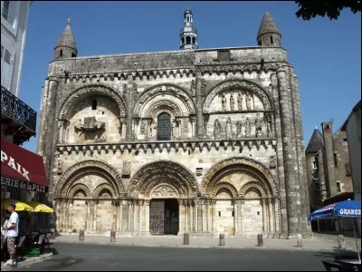 Dans cette petite ville du Poitou, traversée par la Charente, l'église Saint-Nicolas possède une façade saintongeaise rectangulaire richement sculptée sur deux étages de trois arcades. Nous sommes à ...