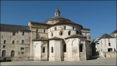 A seulement quelques kilomètres de là, dans le département du Lot, l'ancienne abbaye bénédictine Sainte-Marie remonte au XIIe siècle et s'apparente aux édifices de style byzantin. Nous sommes à ...