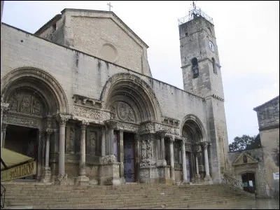 Dans cette ville languedocienne, le monastère, fondé au VIIe siècle, a abrité des reliques qui en ont fait un important lieu de pèlerinage sur la via Tolosane vers Saint-Jacques-de-Compostelle. L'église actuelle, construite entre 1120 et 1160, constitue un chef-d'oeuvre d'art roman provençal. Nous sommes à ...