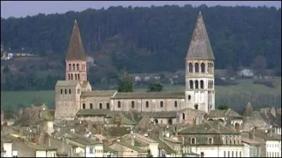 Revenons vers le nord : en remontant la vallée de la Saône, nous découvrons Saint-Philibert, ancien monastère bénédictin ; la grande église, édifiée au XIe siècle possède une nef dont la voûte n'est pas en berceau longitudinal comme partout ailleurs, mais en berceaux transversaux. Nous sommes à ...