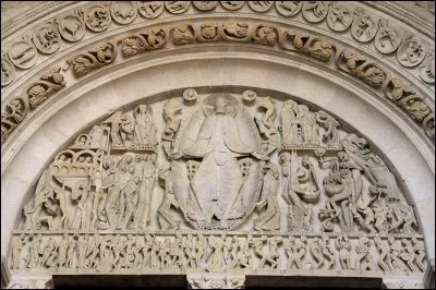 Restons en Bourgogne, à la cathédrale Saint-Lazare commencée vers 1120 et achevée en 1146. Bâtie sur le modèle de l'abbatiale de Paray-le-Monial, elle est célèbre pour son porche dont le tympan représente le jugement dernier. C'est à ...