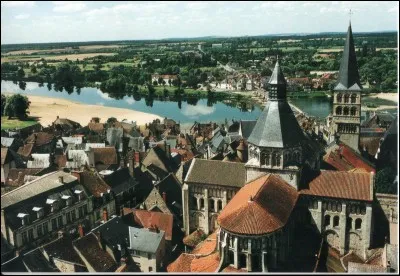 Cette grande église romane appartenait à un important prieuré dépendant de l'abbaye de Cluny. Le plan actuel de l'édifice présente un ensemble composite : un clocher occidental du XIIe siècle séparé de l'église, une nef courte du XVIIe siècle, un large transept des XIe et XIIe siècles, et un ch&oelig;ur profond du XIIe La façade est dominée par l'imposante Tour Sainte-Croix. C'est à ...