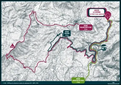 À quelle altitude se trouve placé un satellite géostationnaire ?