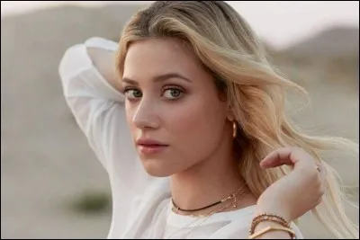 De qui Betty est-elle amoureuse au début de l'histoire ?