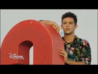 Qui regarde Luna et Simon se serrer dans les bras ?