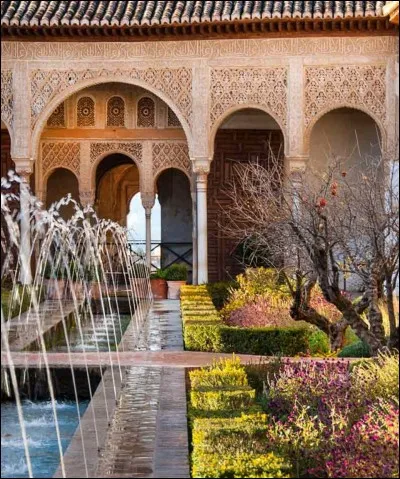 Dans quelle ville d'Espagne peut-on admirer l'Alhambra ?