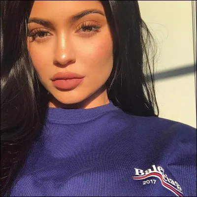 D'où vient l'énorme cicatrice de Kylie Jenner sur sa cuisse ?