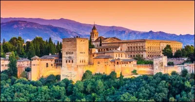 Dans quelle ville andalouse pourrez-vous admirer le palais de l'Alhambra ?