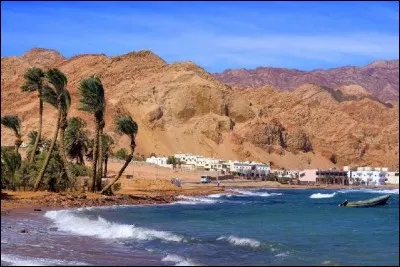 Aqaba est une station balnéaire renommée sur les rives de la mer Rouge. Dans quel pays se situe-t-elle ?