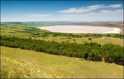 Le long de quel grand fleuve russe la Ville d'Astrakhan se trouve-t-elle ?