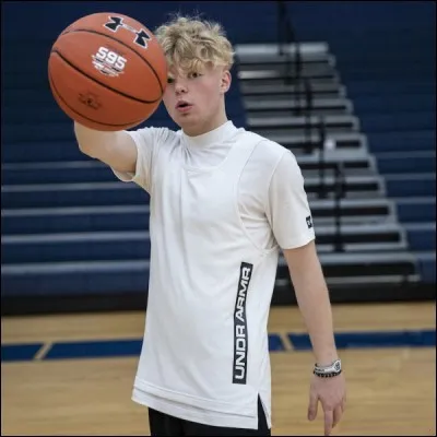 Qui est ce professionnel aux trickshots ?