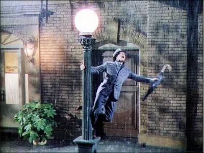 Dans le film 'Chantons sous la pluie' sorti en 1953, qui danse en sautant dans des flaques d'eau ?