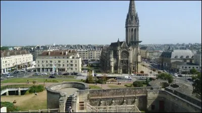 Quelle ville de Normandie, surnommée "la ville au cent clochers", a été la cité de Guillaume le Conquérant ?