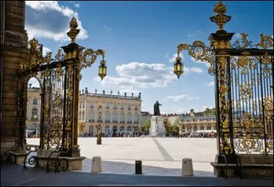 Quelle ville de Meurthe-et-Moselle est célèbre pour sa place Stanislas ?
