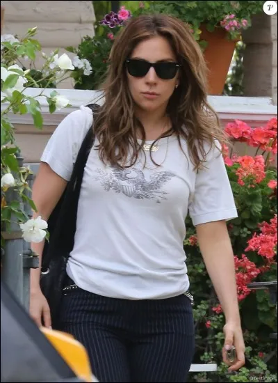 Comment se nomme-t-elle au début du film à grand succès "A Star Is Born" ?