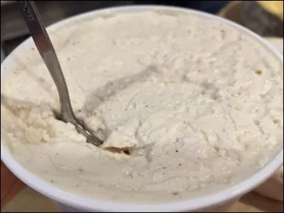 Spécialité du Dauphiné, c'est un fromage nommé "pétafine", que doit-on malaxer pour sa fabrication ?