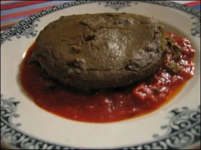 Quel est ce plat préparé dans un moule à soufflé, de plus en plus rarement truffé, et servi avec une sauce tomate ?