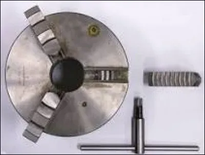 Dans les années 1750, quel contrebandier organisa un véritable réseau contre les collecteurs d'impôts ?