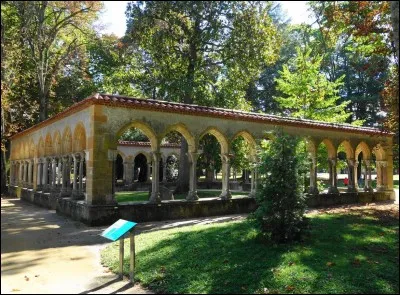 Le jardin Massey avec le cloître de l'abbaye St-Sever de Rustan, beau patrimoine ancien, un haras... Où sommes-nous au pied des Pyrénées ?
