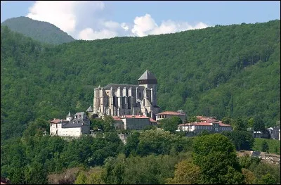 Passé St-Gaudens, nous rejoignons un petit village avec une cathédrale trapue, un joli cloître roman et un panorama sur le pic du Gar et la chaîne des Pyrénées. Où sommes-nous ?
