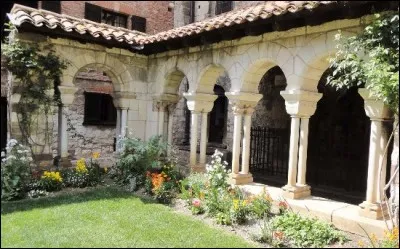Quelle est cette ville où l'on peut visiter la cathédrale Ste-Cécile, le musée Toulouse-Lautrec et ce délicieux petit cloître St-Salvy ?
