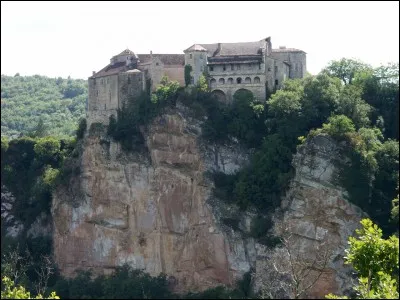 Dans les gorges de l'Aveyron un petit village aux airs de Provence possède deux châteaux, l'un du XIIIe siècle, l'autre du XVe. Quel est le nom de ce charmant village du Tarn-et-Garonne ?