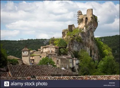 Une enclave du Tarn nous offre une surprise. Un château sur un éperon rocheux, acheté par l'architecte toulousain Axel Letellier, château dont il rêvait depuis son enfance. Quel est-il ?