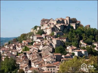 Pas très loin nous trouvons un autre village perché, une véritable perle, fondée au XIIIe siècle par Raymond VII. Façades gothiques,terrasses, panorama saisissant. Nous sommes à...