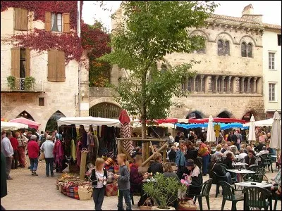 Revenons au bord de l'Aveyron vers une petite ville dont le marché du dimanche attire les touristes et les nombreux Anglais habitant les alentours. Dominée par le Roc d'Anglars, c'est...