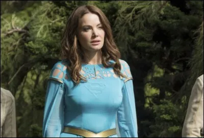 Que découvre Cara sur sa famille dans la saison 3 ?