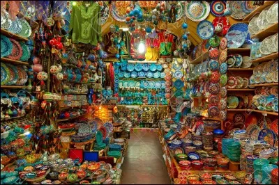En Turquie, comment s'appelle un marché en plein air où généralement tous les types de marchandises sont vendus ?
