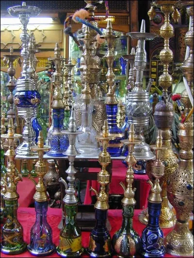 Pourquoi utilise-t-on un narguilé ou une chicha, ayant fait partie de la société turque depuis le XVIIe siècle ?