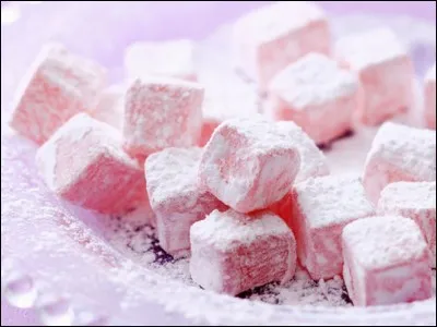 Comment s'appelle la confiserie qui est faite d'amidon et de sucre et contenant habituellement des dattes et des noix ?