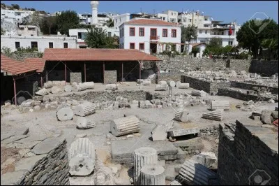 Près de la ville moderne de Bodrum, quelle ville classique était connue pour son mausolée, l'une des 7 merveilles du monde ?