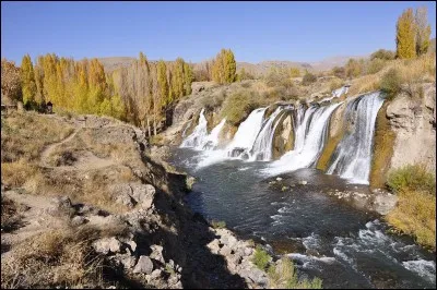 Située dans la région de l'Anatolie orientale, quelle est la chute d'eau la plus haute de Turquie avec ses 48 mètres ?