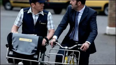 Dans le film "Bienvenue chez les Ch'tis" que fait croire Philippe Abrams joué par Kad Merad à sa femme Julie Abrams jouée par Zoé Félix pour ne pas qu'elle vienne avec lui ?