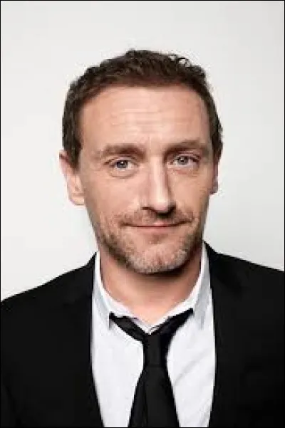 Quel est le titre du film auquel Jean-Paul Rouve se retrouve moniteur d'une colonie ?