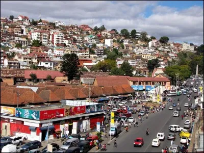Quel était le nom de la capitale de Madagascar, avant son indépendance ?