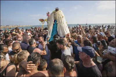 Lieu : France
Postulat : ville du sud de la France - lieu de pèlerinage des gens du voyage - l'énigmatique Sara la Kali, ou Sainte Sara la noire