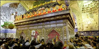 Lieu : Irak
Postulat : ville sainte du chiisme, une branche de l'Islam - considérée comme un lieu saint, notamment après La Mecque et Médine - commémorations de l'Achoura et de l'Arbaïn