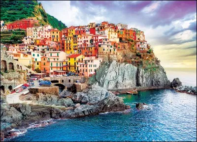 Et voici un des cinq villages classés au patrimoine de l'UNESCO : ce sont les "Cinque Terre" et leurs maisons gaies et colorées :